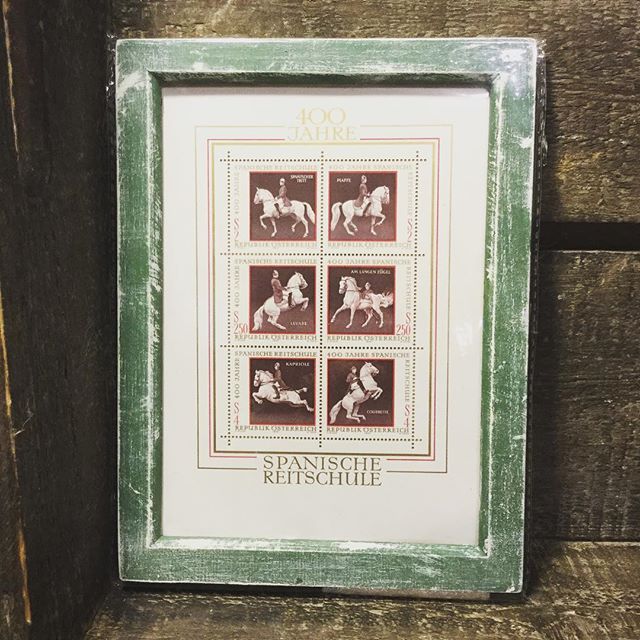 オーストリア 乗馬学校の記念切手。金のインクが素敵です。#束の舎 #tsukanosha #切手 #アンティーク #雑貨 #額 #馬 #壁飾り - from Instagram